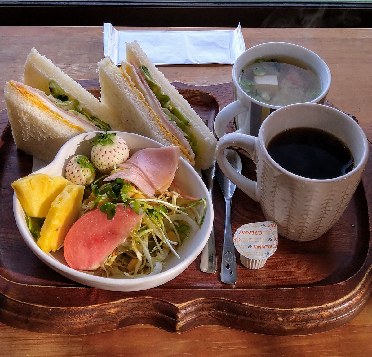 shiroponpon1's tweet photo. おはようございます
休日恒例モーニング、サンドイッチモーニング650円🥪。着膳した瞬間、見た目の美しさに心の中で歓喜😆 相変わらず盛り付けのセンスが抜群のお店です。味も当然抜群。特にこのお店の味噌汁、具沢山で美味いんです✨
#モーニング #cafehappy https://t.co/2avWhhiK86