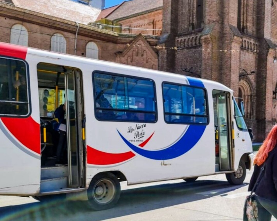 marcelaaleconti's tweet photo. El fin de los subsidios al transporte público en ciudades como Pergamino es un golpe duro para trabajadores,  estudiantes y jubilados  Repudiamos al pte. Milei por este ataque que afecta gravemente al pueblo. #MileiResponsable https://t.co/snrJHe4aqv