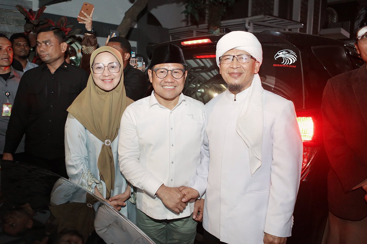 Alhamdulillah sore kemarin bisa silaturrahim dengan Kyai <a href="/aagym/">Abdullah Gymnastiar</a> dan keluarga besar <a href="/daarutauhiidBDG/">Daarut Tauhiid</a> di Bandung. Selain nasihat dan harapan dari semua keluarga pesantren juga doa buat AMIN.