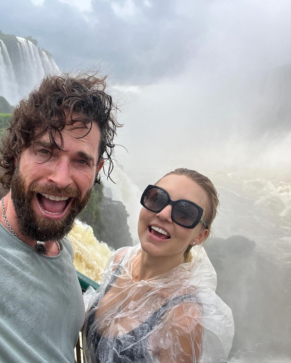 Boyerulli_Fans's tweet photo. “TBT Una maravilla natural del mundo 🗺️ ☑️ Un lugar que une 3 fronteras de países que amo! Argentina 🇦🇷 Brasil 🇧🇷 y Paraguay 🇵🇾 Ahora conozco los 3 un poquito, vamos por mas 🙌 Iguazú en Guaraní AGUA GRANDE ✨🙌 
La pasamos increíble 🫶👏🌟” @Anboy88 @sebastianrulli https://t.co/W5yknoueGM