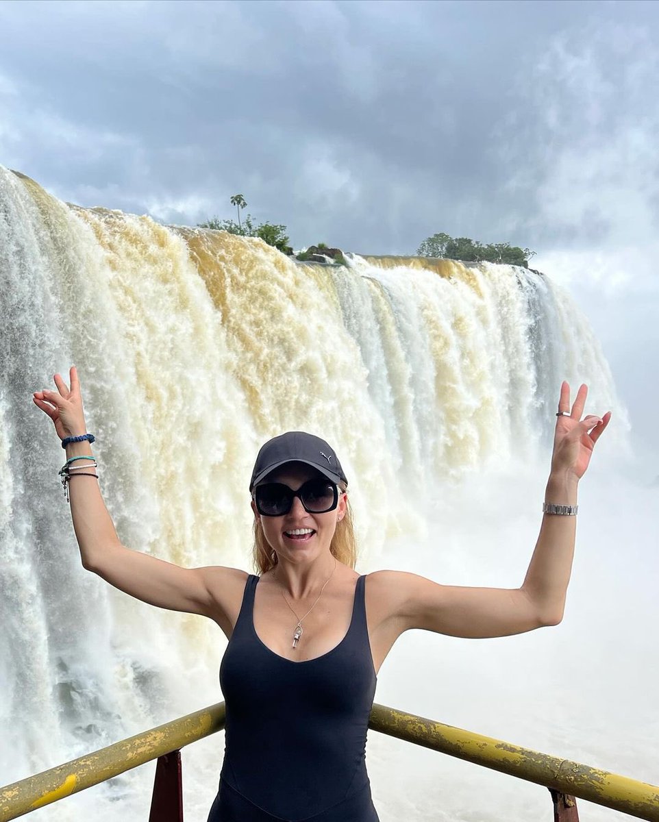 Boyerulli_Fans's tweet photo. “TBT Una maravilla natural del mundo 🗺️ ☑️ Un lugar que une 3 fronteras de países que amo! Argentina 🇦🇷 Brasil 🇧🇷 y Paraguay 🇵🇾 Ahora conozco los 3 un poquito, vamos por mas 🙌 Iguazú en Guaraní AGUA GRANDE ✨🙌 
La pasamos increíble 🫶👏🌟” @Anboy88 @sebastianrulli https://t.co/W5yknoueGM