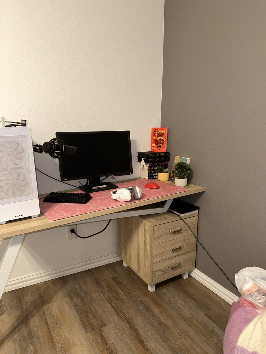 cursemel's tweet photo. Cleaned her setup 😎 cable managing is hard but I tried https://t.co/5Mnve13M8M