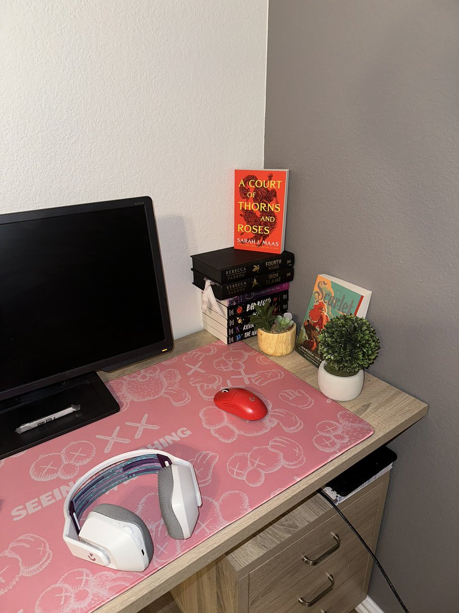cursemel's tweet photo. Cleaned her setup 😎 cable managing is hard but I tried https://t.co/5Mnve13M8M