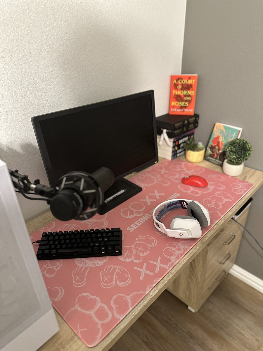 cursemel's tweet photo. Cleaned her setup 😎 cable managing is hard but I tried https://t.co/5Mnve13M8M