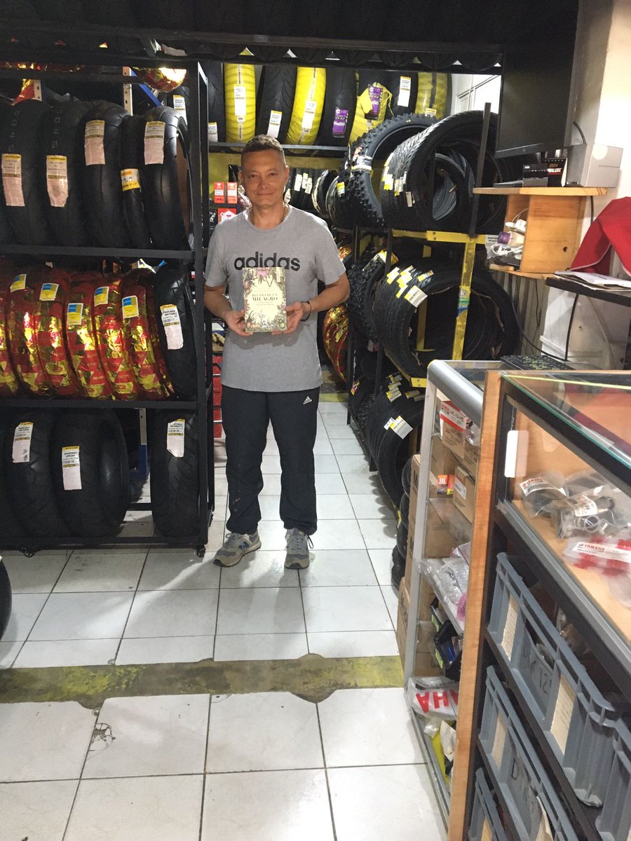 PachoEscobar's tweet photo. Estoy en un grupo de 17 sobrevivientes del barrio. Todos compraron Relato de un Milagro. Faltan Héctor y Camilo por pagar🤣. Omar y Gustavo lo leerán entre aceites, filtros, pastillas, exhostos, baterías y llantas. Qué bonito es saberse querido. Amo el nuevo nombre del grupo 🤣🤣 https://t.co/QuaFuo7pHE