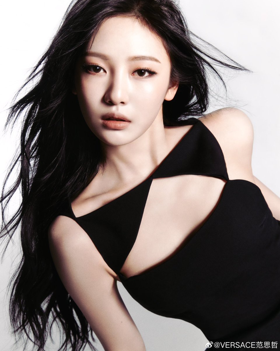 ningningspics's tweet image. #NINGNINGxVERSACE