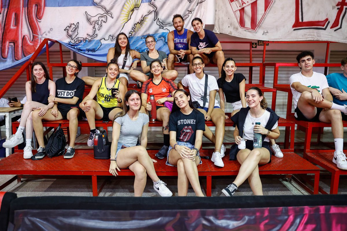 ¿Todo bien, gloriosas? 😁⛹🏻‍♀️

🖐🏼 El equipo de básquet femenino presente en la Caldera viendo el duelo contra <a href="/Argentino_junin/">Argentino de Junin</a> por #LaLiga40 🏀

#JuntosSomosMasFuertes 🇦🇹