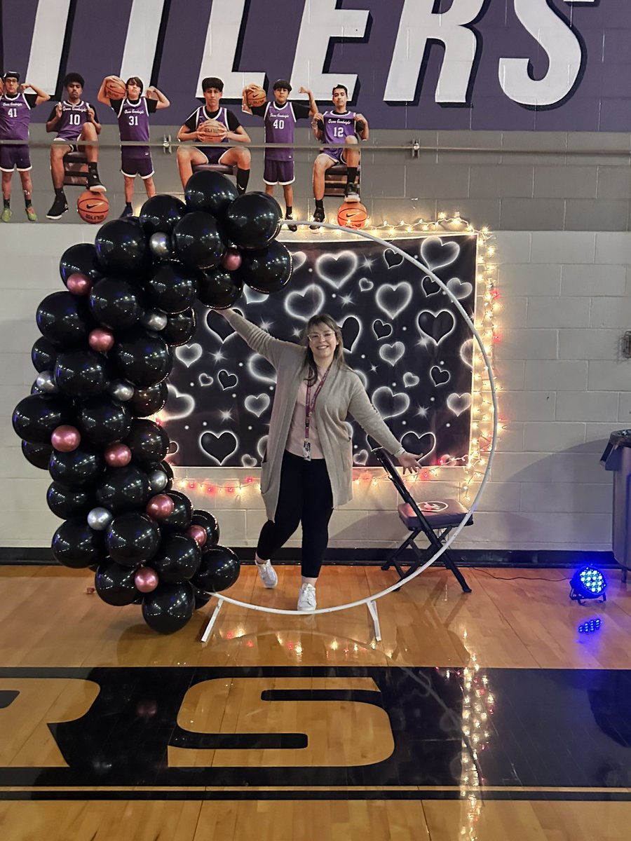 Started my week with some love from coworkers and am ending it with some fun at the <a href="/GoodnightSMCISD/">Goodnight Middle School</a> Valentine’s Day Dance 💃🏻