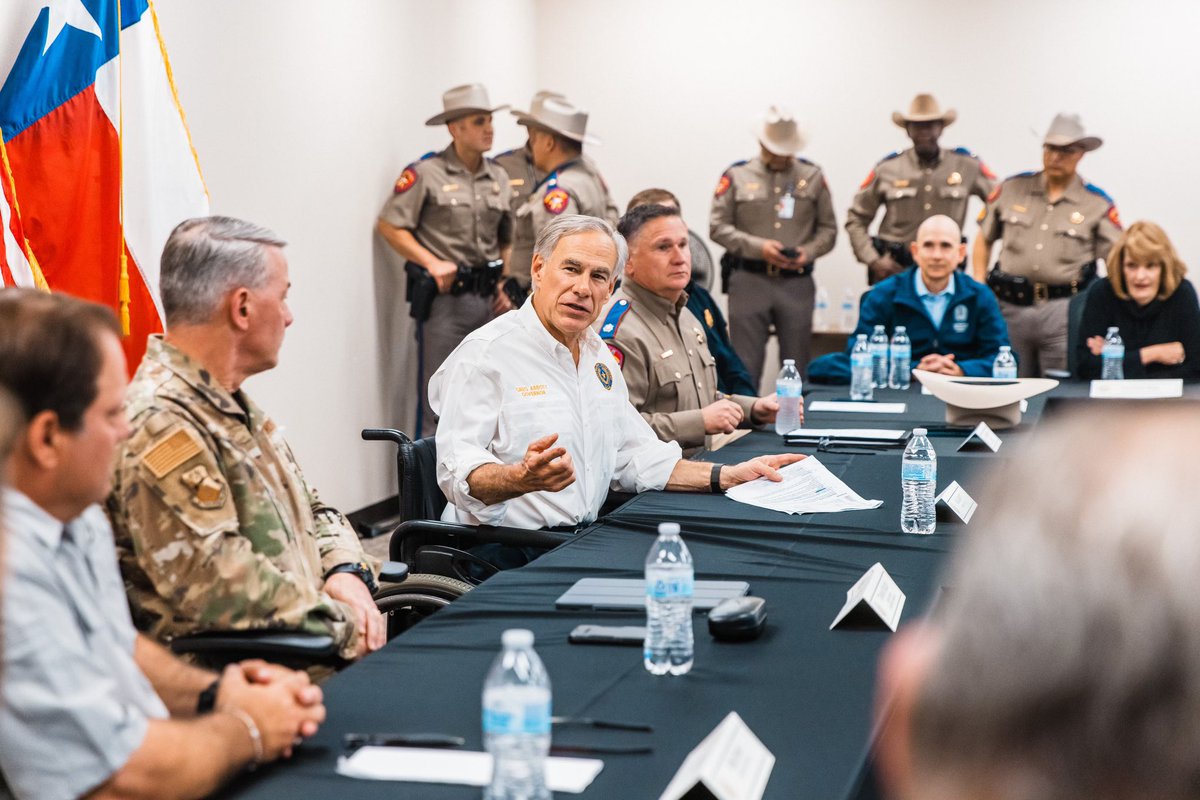 GovAbbottPress's tweet photo. Thanks to leadership and action from the Texas Legislature, Texas continues to use every tool and strategy to secure the border.

Proud to have Texas House members join me today in Eagle Pass to witness firsthand the success of #OperationLoneStar.

More: https://t.co/TtUATMv1ST https://t.co/ShHWgWFaqI
