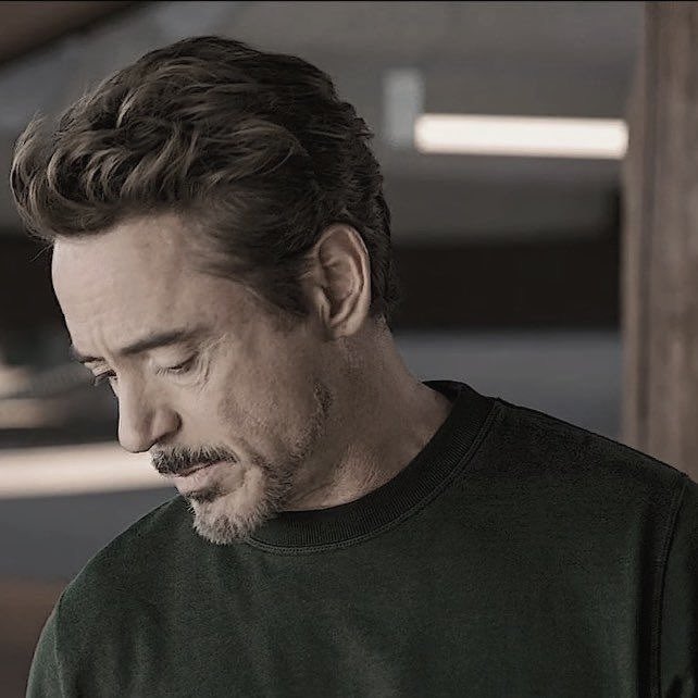 starkthinker's tweet photo. tony stark’s green sweater in endgame <3 https://t.co/uEab0m4VT2