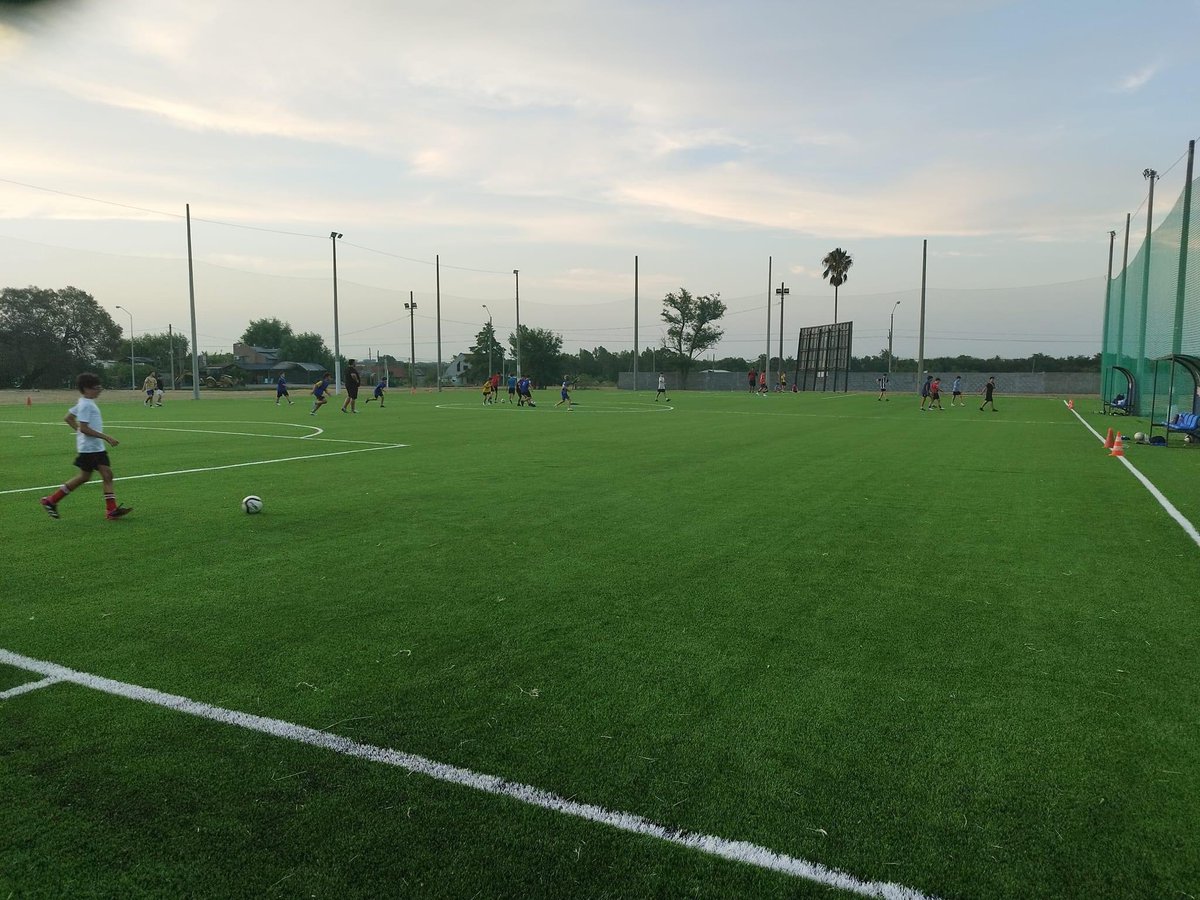 sanjoseahora's tweet photo. ⚽️ Central inauguró piso flotante y cancha de césped sintético 

El Club Atlético Central de San José inauguró este jueves el nuevo piso flotante de su gimnasio y una cancha de césped artificial de sesenta por cuarenta metros. 

La obra del piso se realizó mediante convenio social con el MTOP y el apoyo de la Intendencia de San José y la cancha gracias al aporte del exfutbolista Ariel Krasouski, según consigna el club en sus redes sociales.

Toda la actualidad en 👉 https://t.co/f9V7Qsx02G #Noticias #Informacion #SanJoseAhora #SanJose #Uruguay 

📷 Club Atlético Central