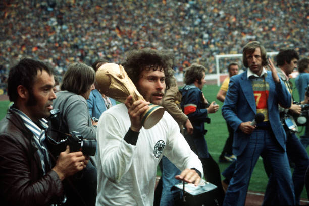 NoVoyAMisa's tweet photo. @Junnior1525 @guilleaveron @ImMastyk1 @Mario___RM Paul Breitner, jugó en el Madrid a mitades de los 70, venía de ganar champions y mundial el mismo año, marcando en la final del mundo, con el Madrid estuvo solo un par de años pero ganó 2 ligas y 1 copa, considerado uno de los mejores laterales y centrocampistas de la historia. https://t.co/n4asfPJcrG