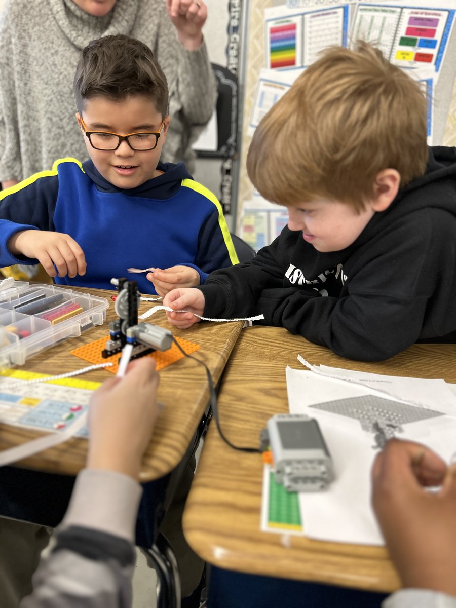 chamersly2's tweet photo. Bricks 4 Kidz visit...making paper crinkles with gears! Lucky Lions! #weare126 #lane126 https://t.co/P0e36ITgQZ