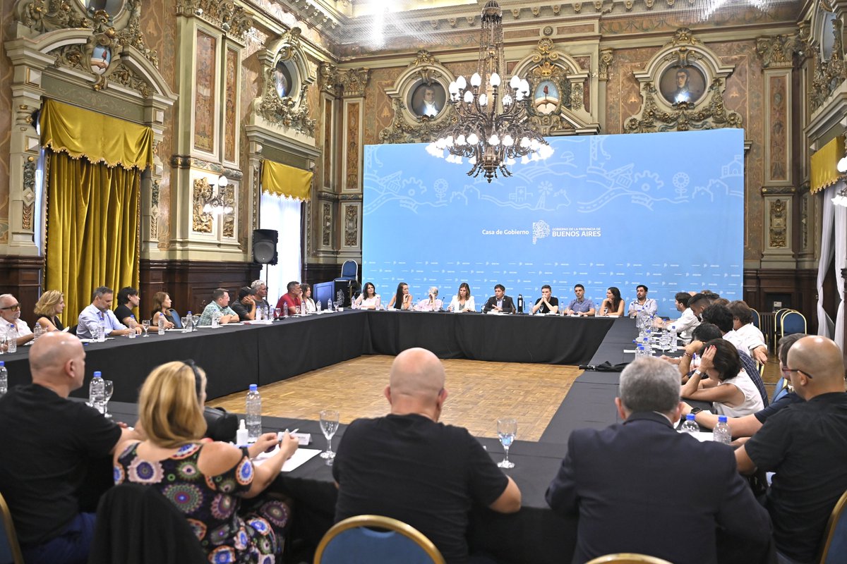 Kicillofok's tweet photo. Nos reunimos con empresarios y referentes de la cultura junto a @fsaintout y @CostaAugusto9 para analizar el impacto en el sector.

Estamos viendo nuevamente cómo, mientras intentan avanzar con un programa de ajuste convencional, el Gobierno nacional apunta contra la cultura. Es muy grave que acusen a los artistas de vivir de prebendas y ser parte de la casta. 

Nosotros vamos a defender al sector con todos los instrumentos que tengamos disponibles, porque sabemos que nuestra sociedad no votó pensando en destruir el cine, el teatro y la cultura en general.

Somos conscientes de que, aunque la Ley Ómnibus no se haya aprobado, el ajuste se va a profundizar: con estas medidas, resulta que la casta eran los artistas, los jubilados, los trabajadores y las pymes.