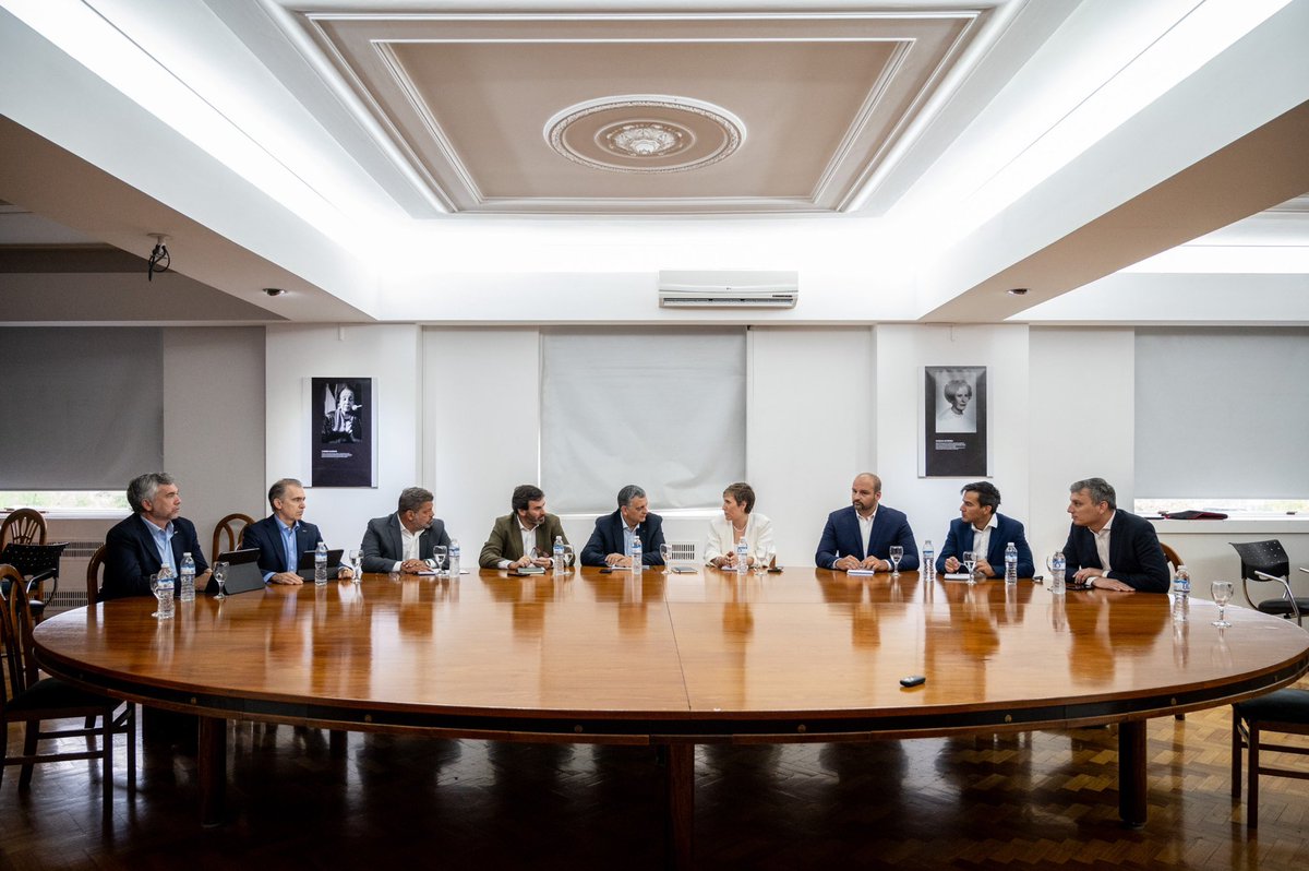 Recibimos al presidente y CEO de <a href="/YPFoficial/">ypfoficial</a>, junto al equipo de energía del Ministerio.
Trabajamos en los ejes de la planificación que lleve a Mendoza por el camino del recupero e incremento de la producción de hidrocarburos, que es el objetivo de gestión de <a href="/alfredocornejo/">Alfredo Cornejo</a> 👇