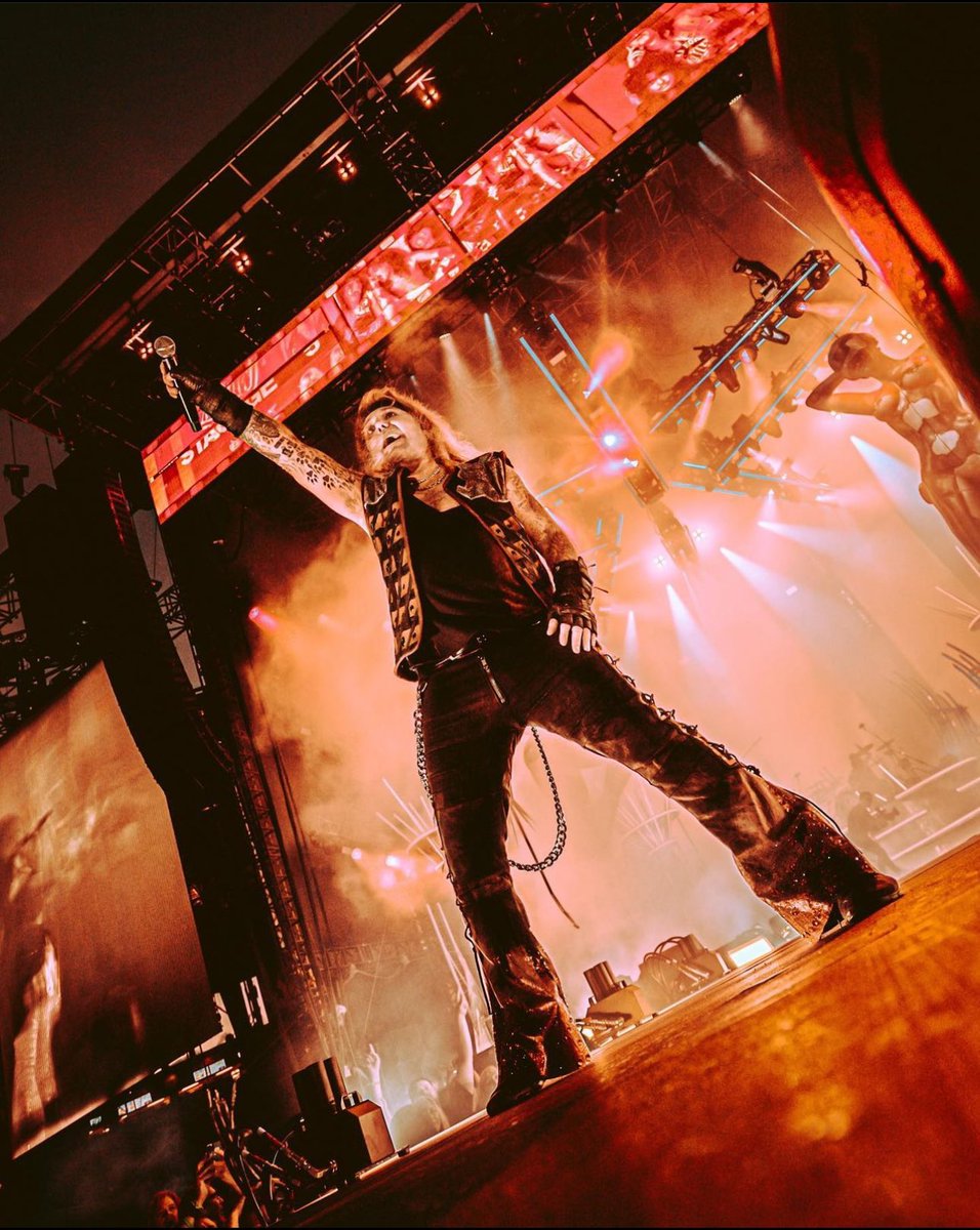 MotleyCrue's tweet photo. 🔥🎉 Wishing @thevinceneil a very Happy Birthday 🔥🎉🎉🎊🎊🤘🤘 https://t.co/M8BOw4Oons