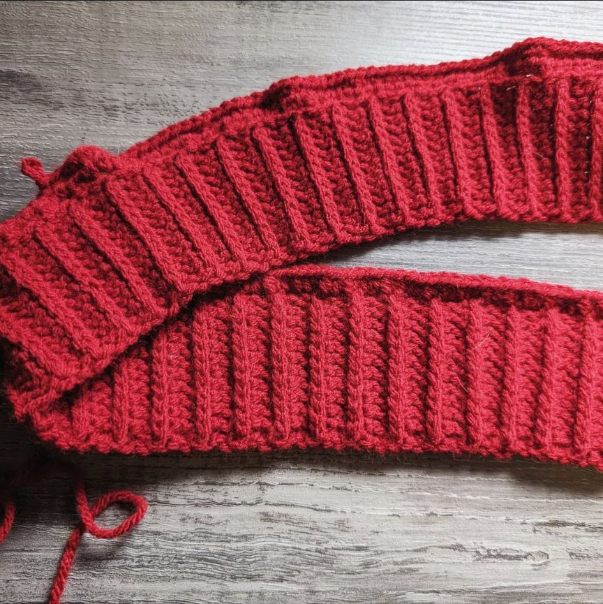 Is this another ribbing I see? Another start to a project I may or may not finish? Maybe. We will see #crochet #secret #custom #thursdayvibes #redandstuff