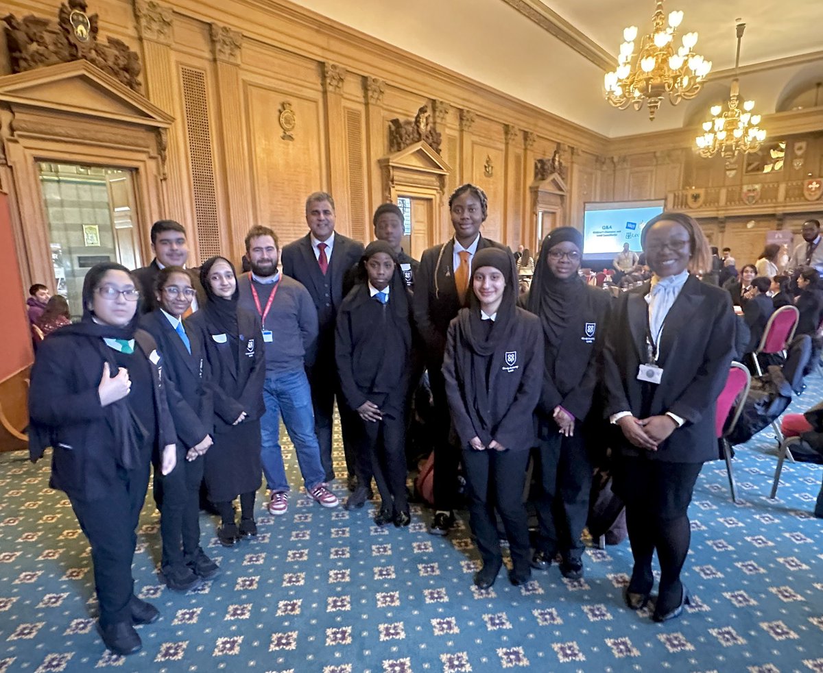 Lovely to be speaking with young people from @CoopLeeds, @TrinityAcademyL, @MSMHub #InnerEast #Youthsummit today! Cllr @FarleyLabour, @nkele_manaka listening on important issues affecting our communities. Thank you Oliver and well done everyone for making it successful! 👏👏