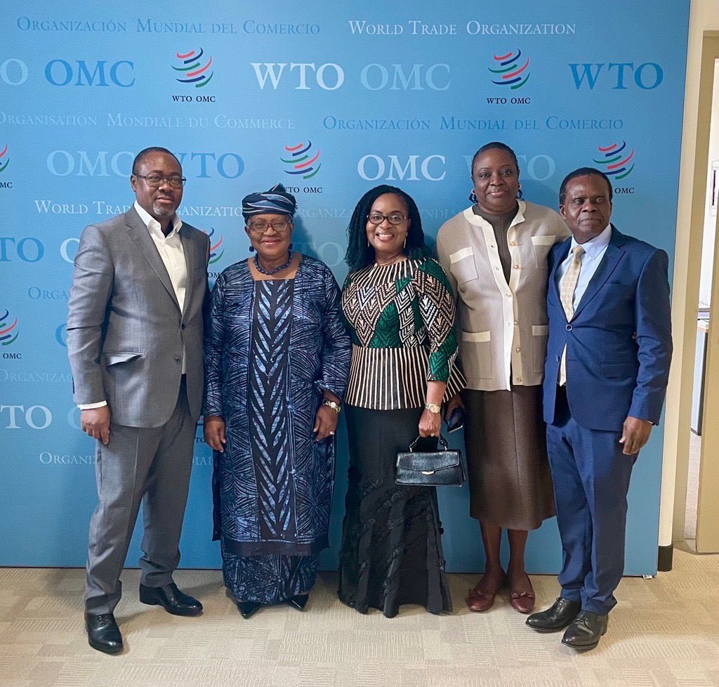 NOIweala's tweet photo. Good to see old friends. Welcoming Dr Ifeoma Monye @askdoctorify President of the World Lifestyle Medicine Organisation and Prof  Sylvester Monye former Head Presidential Delivery Unit and Former Senior Policy Adviser to Gov Okowa Delta state. Also with Dr Bright Okogu WTO Chief of Staff and his wife Architect Rosemary Okogu.