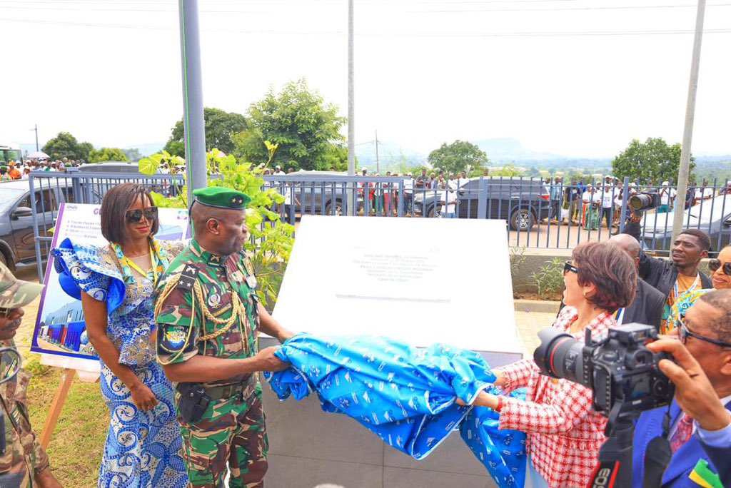 La Général Brice Clotaire <a href="/oliguinguema/">Brice Clotaire Oligui Nguema</a>  s’est ensuite rendu au bâtiment flambant neuf qui abrite un guichet unique construit par la Comilog dans le cadre de son engagement industriel, communautaire et social. 

Ce bâtiment administratif qui va accueillir 3 agences dont le PNPE,