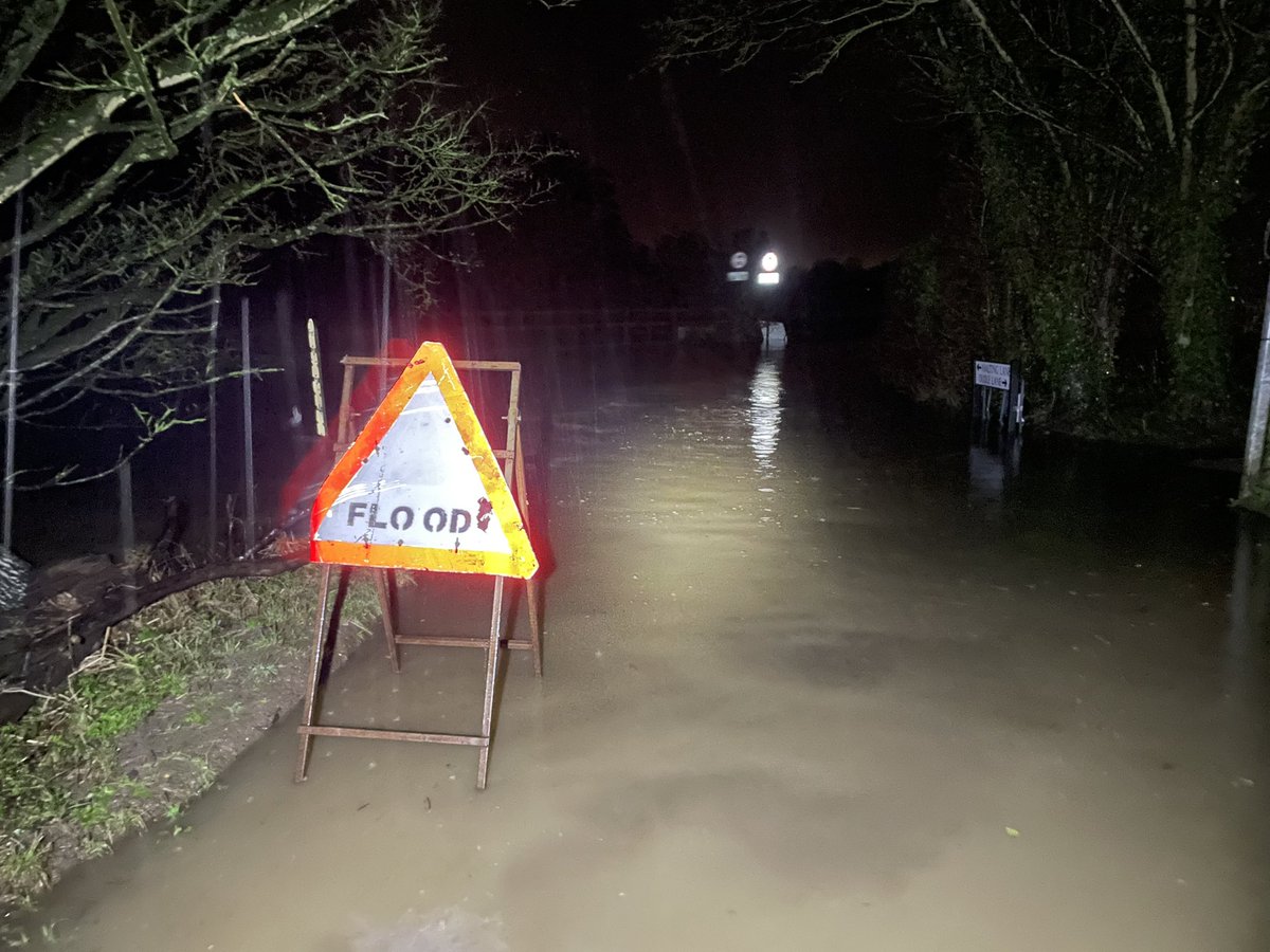 hertsboatrescue's tweet photo. Please avoid low lying areas
Our flood signs are out
our volunteers are Out this evening on rescue duties
#thinkdontsink donโt drive into floodwater
This road is closed currently #muchhadham
#waterrescue #volunteers #floodaware https://t.co/dqwu3mADnY