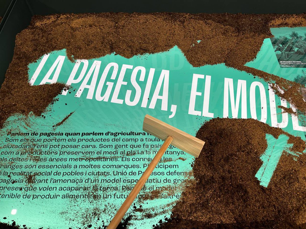 perearagones's tweet photo. L'exposició "Visca la terra. 50 anys Unió de Pagesos" inaugurada al @palaurobert reflecteix una lluita que ve de lluny i que explica el país. I avui ho reiterem: som al vostre costat per buscar solucions, recursos i noves oportunitats. Perquè un país sense pagesia no té futur. https://t.co/IqZvMNYqTH