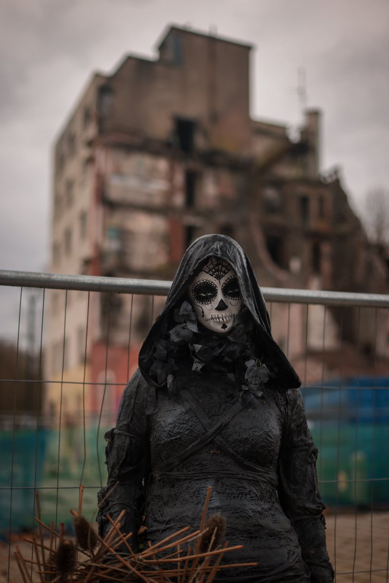 UkAnvil's tweet photo. Decided to share the pictures I went to #Bristol on monday to take after seeing that this statue/sculpture had arrived opposite temple meads station in the early hours of the morning #streetphotography #amateurphotographer #GettingUpToStuff #streetArt #requiem https://t.co/Jn6fKMCV5h