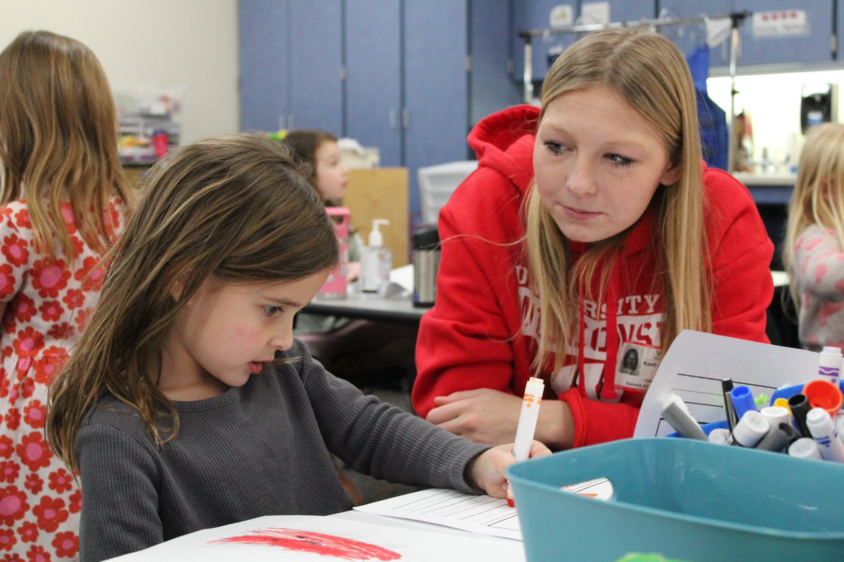 oconschools's tweet photo. OHS Senior, Kaeli B., is an Education Intern for 5K Teacher, Mrs. Seraphine at Summit Elementary. 🍎📚✏️ She enjoys the fun convos with the kindergartners &amp; does a great job supporting them with their learning activities. And she is a former Summit student! #OconPride #OconDriven https://t.co/2OpgbVib10