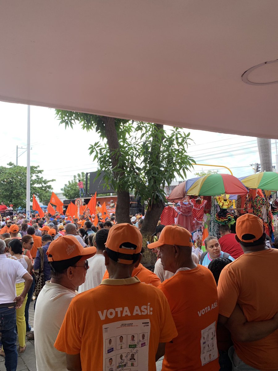 Opinajahora's tweet photo. #machas
Las banderas del @fzciudadana se levantan hoy en apoyo a la defensa de la democracia. ✊🏼🧡 @carlosecaicedo
#EleccionDeFiscalYa https://t.co/NdCDARCOpm