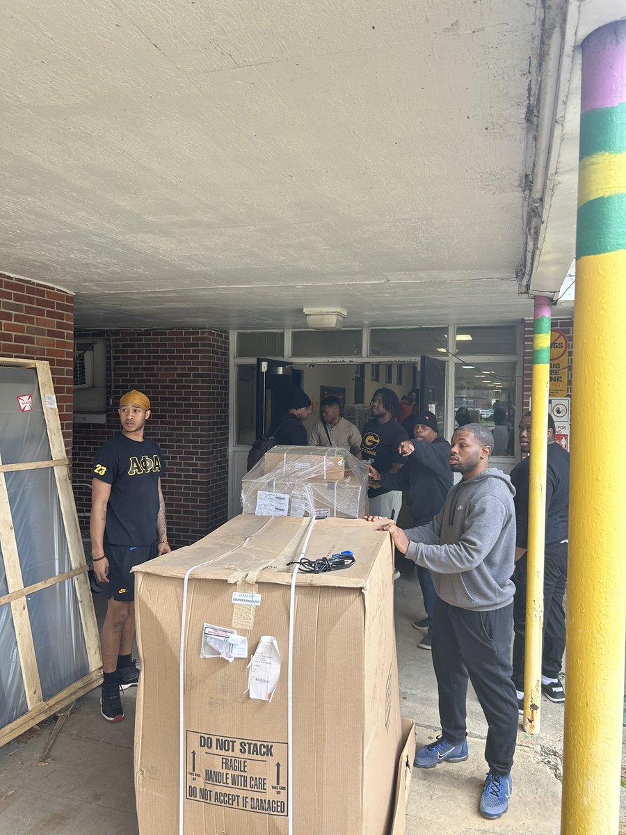 DeltaSigma1952's tweet photo. The ‘Green legacy’ initiative had a full house with Boxes for the environment. 

Many volunteers showed up today to help break down boxes and assist campus facilities with a bit of spring cleaning 🧹. We appreciate everyone who was in attendance!!! 

The Legacy will continue♻️🤙🏾 https://t.co/wg4lPsujLk