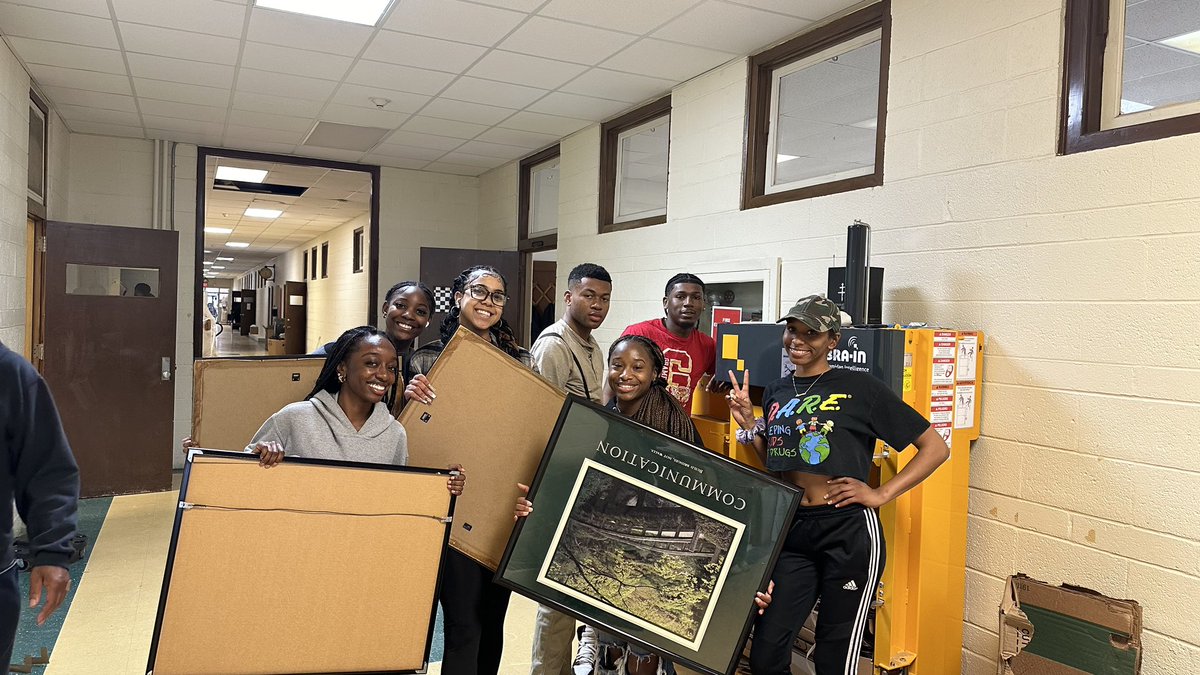 DeltaSigma1952's tweet photo. The ‘Green legacy’ initiative had a full house with Boxes for the environment. 

Many volunteers showed up today to help break down boxes and assist campus facilities with a bit of spring cleaning 🧹. We appreciate everyone who was in attendance!!! 

The Legacy will continue♻️🤙🏾 https://t.co/wg4lPsujLk