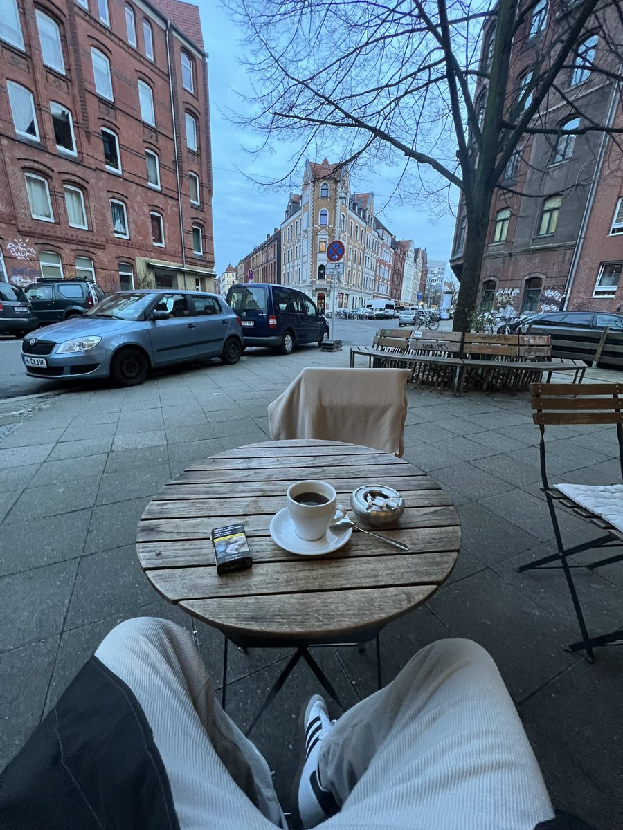 neyse sıkıcı sürtükler ben kitabımı okumaya geri döneyim.