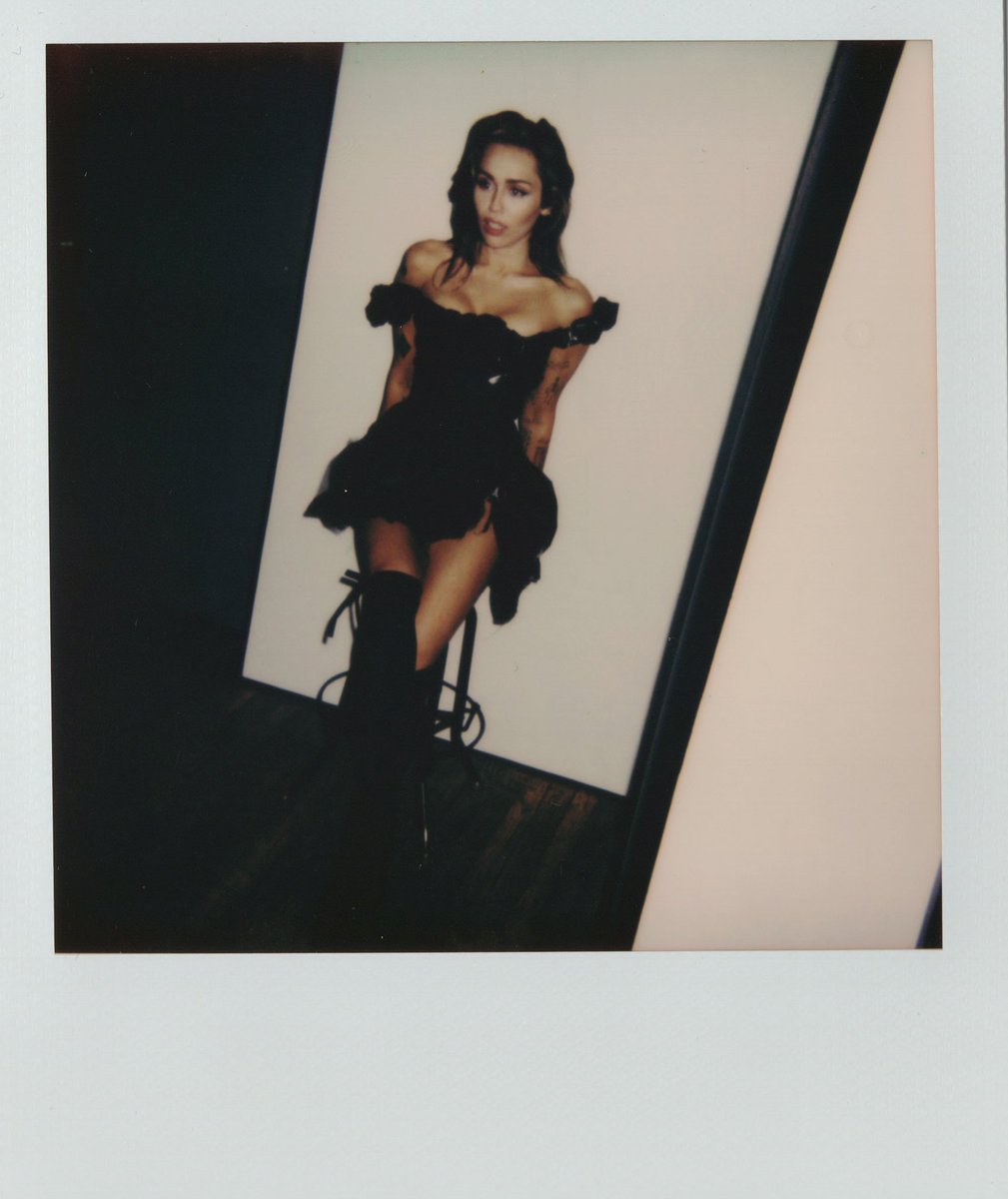 MIUCClAMUSE's tweet image. miley cyrus in margiela ss24 for british vogue, she looks so GOODDD