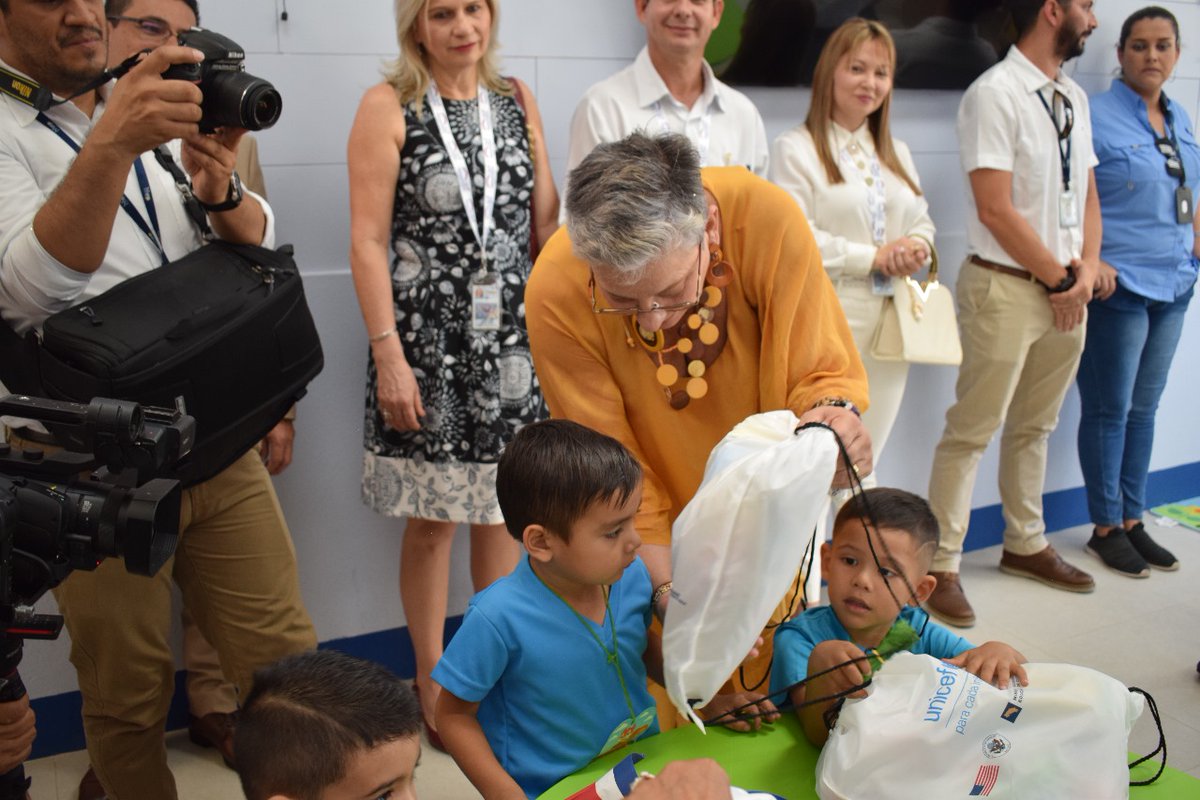 UNICEFCostaRica's tweet photo. Cooperamos con el Ministerio de Educación Pública, para facilitar el acceso a la educación de niñas, niños y adolescentes, con la entrega de más 600 paquetes educativos de estimulación temprana, primer y segundo ciclo. https://t.co/ATrFFDujLV