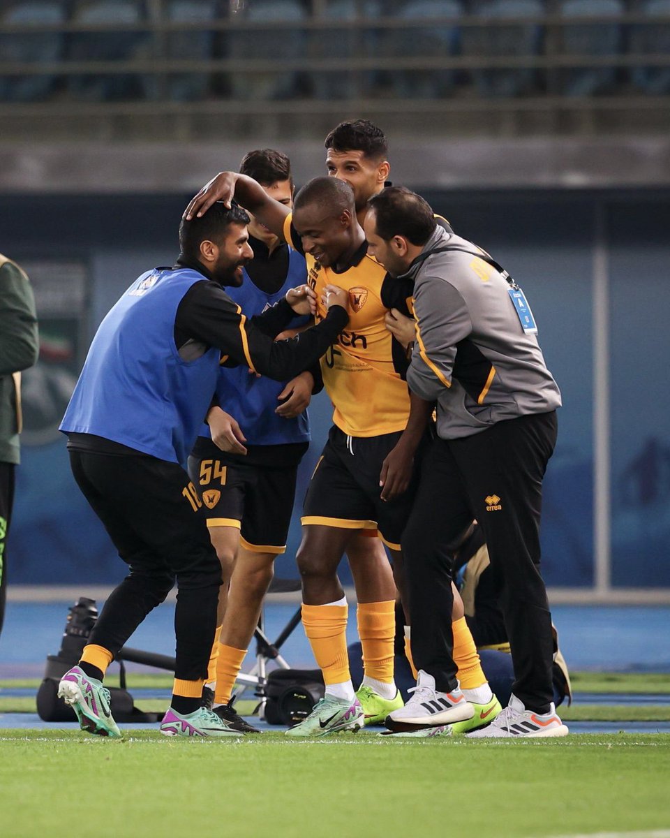 MohaMashaan's tweet photo. لاعبين ابطال وجمهور عظيم @QadsiaClub https://t.co/njkugMp4Qy