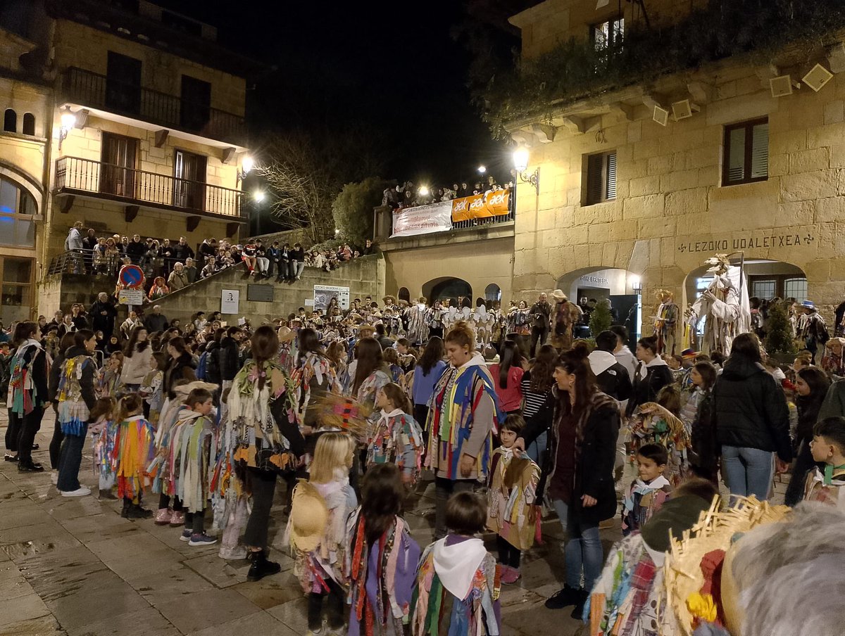 lezoudala's tweet photo. 🏳️ Trapujale Lezora iritsi da!

📸🎭Hasi dira Inauteriak herrian eta Trapujaleren jaitsiera ondoren Lezoko Dantzazaleei oroigarria eman zaie.

#Lezo #LezOn #LezokoUdala #Inauteriak #Carnaval https://t.co/sezxSoLiRK