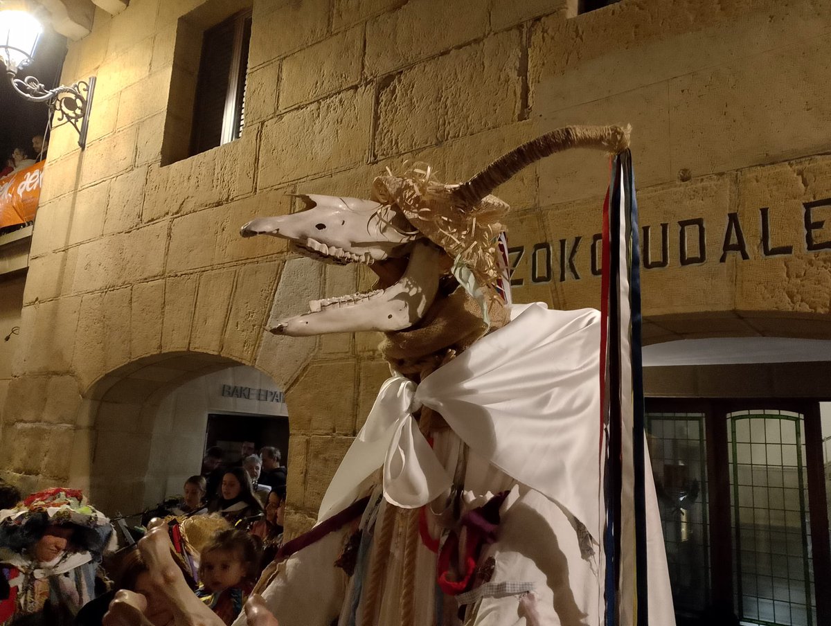 lezoudala's tweet photo. 🏳️ Trapujale Lezora iritsi da!

📸🎭Hasi dira Inauteriak herrian eta Trapujaleren jaitsiera ondoren Lezoko Dantzazaleei oroigarria eman zaie.

#Lezo #LezOn #LezokoUdala #Inauteriak #Carnaval https://t.co/sezxSoLiRK