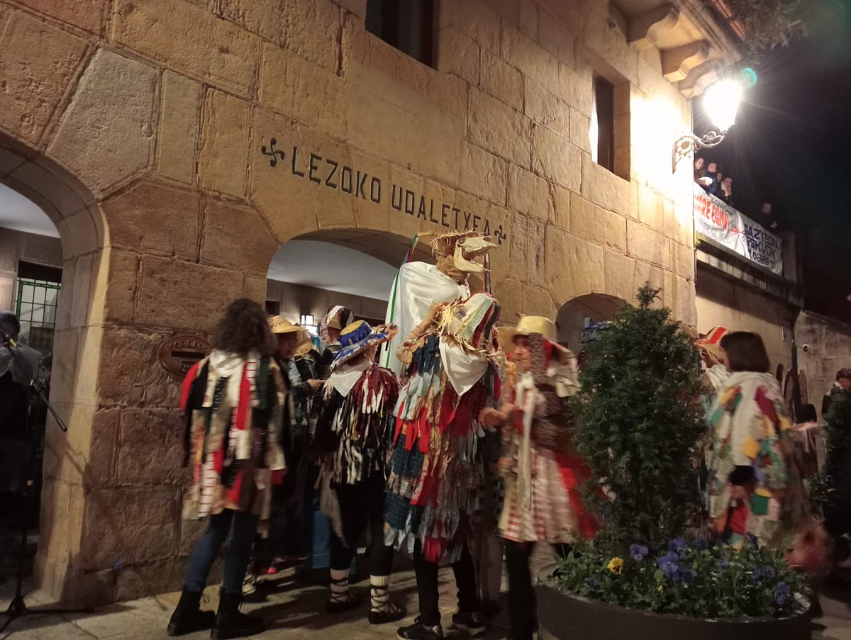 lezoudala's tweet photo. 🏳️ Trapujale Lezora iritsi da!

📸🎭Hasi dira Inauteriak herrian eta Trapujaleren jaitsiera ondoren Lezoko Dantzazaleei oroigarria eman zaie.

#Lezo #LezOn #LezokoUdala #Inauteriak #Carnaval https://t.co/sezxSoLiRK