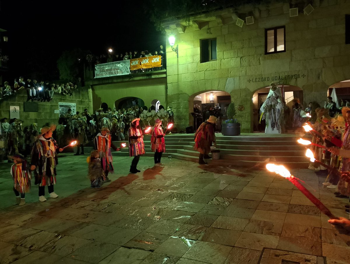 lezoudala's tweet photo. 🏳️ Trapujale Lezora iritsi da!

📸🎭Hasi dira Inauteriak herrian eta Trapujaleren jaitsiera ondoren Lezoko Dantzazaleei oroigarria eman zaie.

#Lezo #LezOn #LezokoUdala #Inauteriak #Carnaval https://t.co/sezxSoLiRK