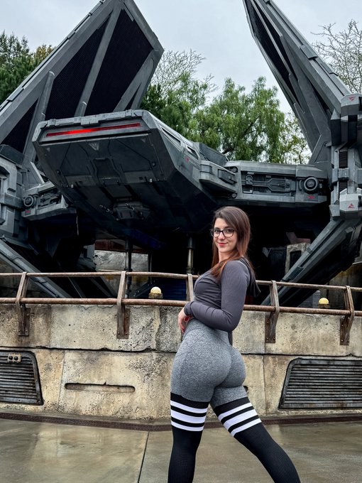 Which would you rather ride, me or Kylo Ren&rsquo;s ship? https://t.co/1ZJxkKIS94