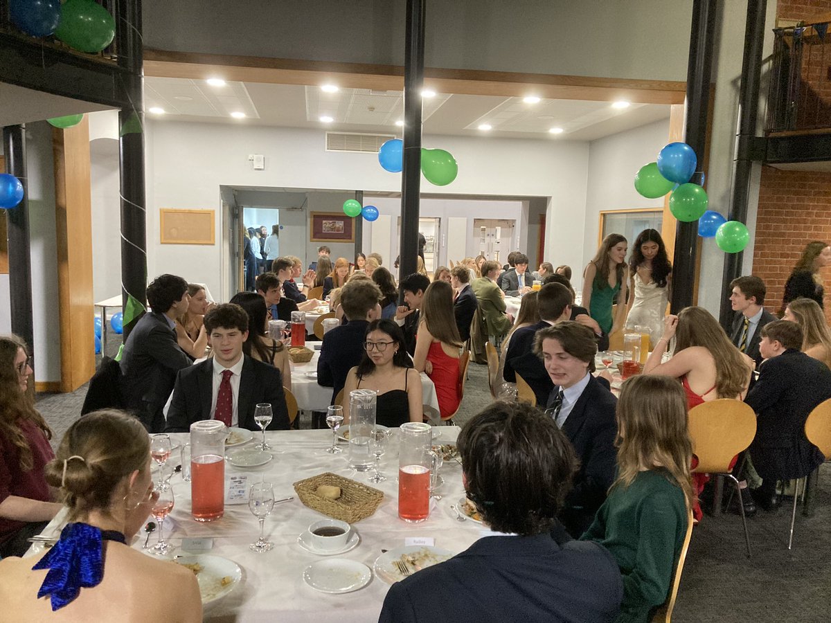 RadleyGeol's tweet photo. Wonderful evening with Yr13 @RadleyGeol and @RadleyGeography students hosted by the @SHSKGeog Soc and a a fascinating talk from Dave Waltham about the potential of ‘golden’ hydrogen. Huge thanks to all involved @SHSKSchool @RHULScience #powerofpartnerships @RadleyLinks https://t.co/itgGrlfTDq