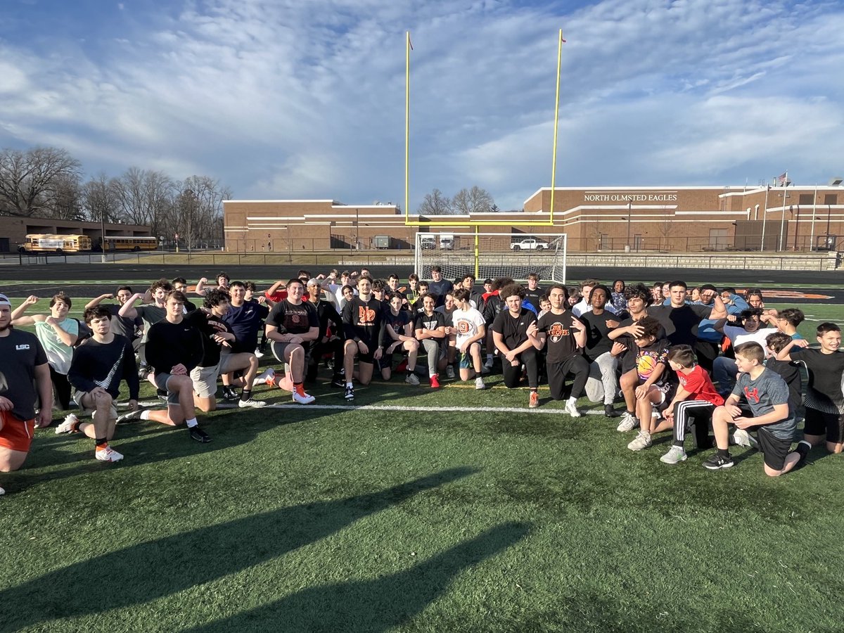 NOFBpersist's tweet photo. Awesome whole program day on our turf! Love the energy and watching older players become  leaders for our middle school kids. ⁦@NOEagles⁩ ⁦@Murphy_NOEagles⁩ ⁦@NOMS_Eagles⁩ ⁦@NomsPrincipal⁩ ⁦@NOCSEagles⁩ https://t.co/mF16VzCSTL