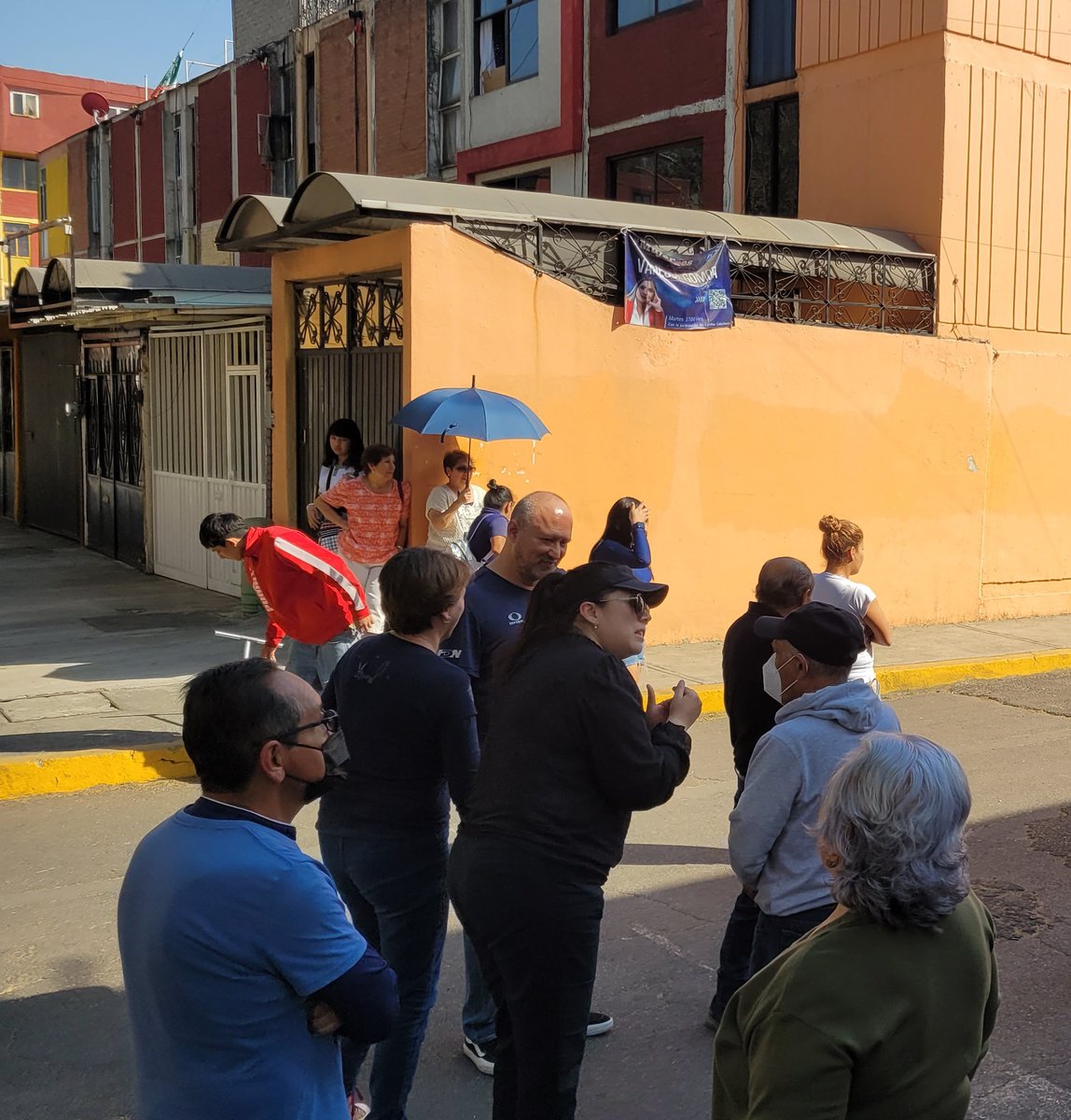 LaCosaBonita2's tweet photo. Vecinas amedrenta a adultos mayores que se oponen a cierre arbitrario de calle cacahuete en  infonavit iztacalco. No cuentan con permiso de @A_QuinteroMX ni @IztacalcoAl #NoAlAgandalleDeEspaciosPublicos @azucenau @multimediostv @El_Universal_Mx @ProsocCDMX @martibatres https://t.co/9SBQbS3mWw