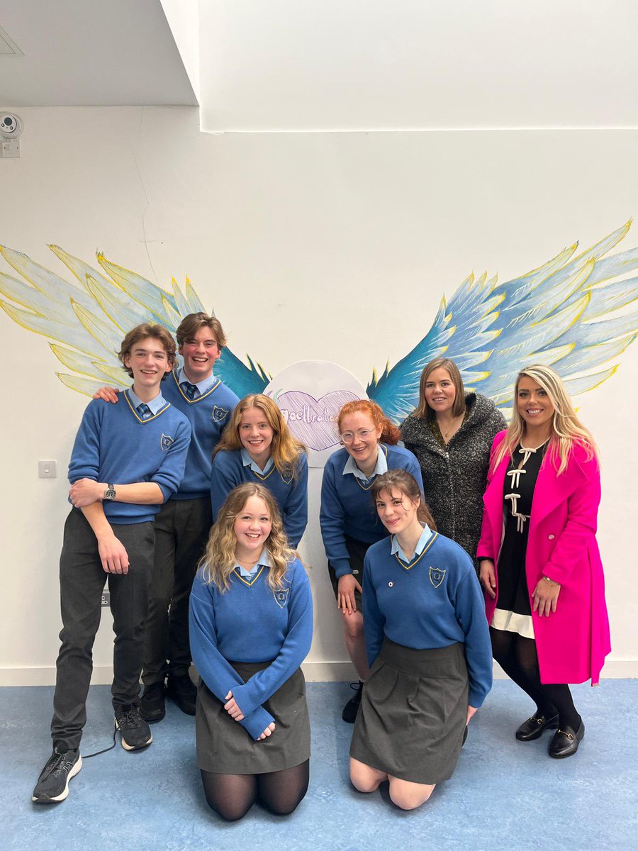 gaeilgekcs's tweet photo. Tháinig ionadaí agus foireann ceamara ó @Gaelbhratach10 go KCS inniu chun taifead a dhéanamh ar an sár-obair a dhéanann ár gcoiste don teanga bheo inár scoil! Sheinn banna traidisiúnta na scoile ag an gcéilí agus bhí caife agus cómhrá ar siúl ag an veain caife! 💚💜 https://t.co/0FwY2s5Mwv