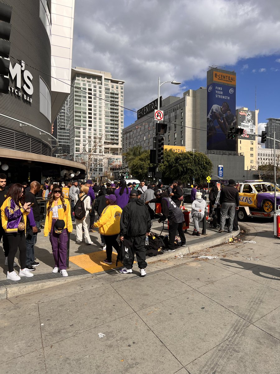 LA_SportsReport's tweet photo. Whole city of Los Angeles is here for Kobe’s statue! https://t.co/3Z1ZrbyULs