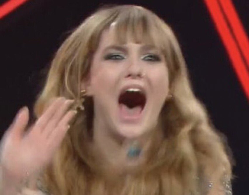HopeSlash's tweet photo. GLI OCCHIALI DI DARGEN CHE SONO GIALLI E AZZURRI COME I COLORI DELLA BANDIERA DELL'UCRAINA LUI HA PROPRIO DETTO VOGLIO ESSERE CACCIATO DALL'ITALIA 
#Sanremo2024 https://t.co/7Dyiko5OhN