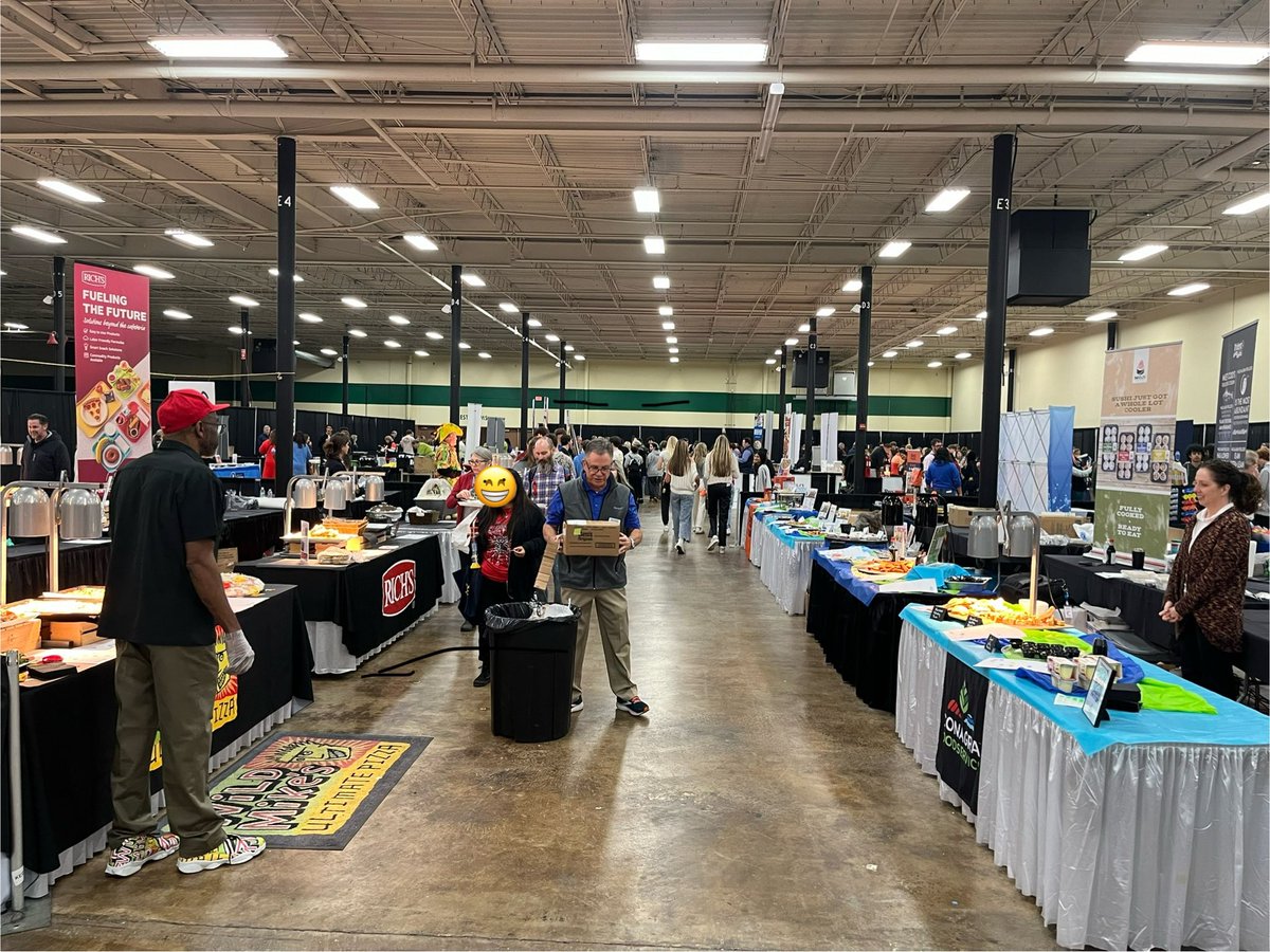 10Gadams's tweet photo. What an awesome day for our students and teachers! The food was great, but the company was even better. Thank you @BrettF_15 KCS School Nutrition, and school nutrition vendors for all you do for our students! https://t.co/xKptYI8T9e