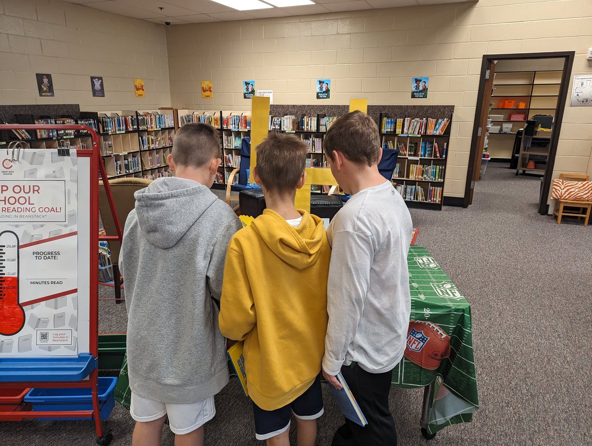 LauraCritt15322's tweet image. Casting their vote for the big game #SuperBowl @CCALMS @davistigers87 #CobbLMS