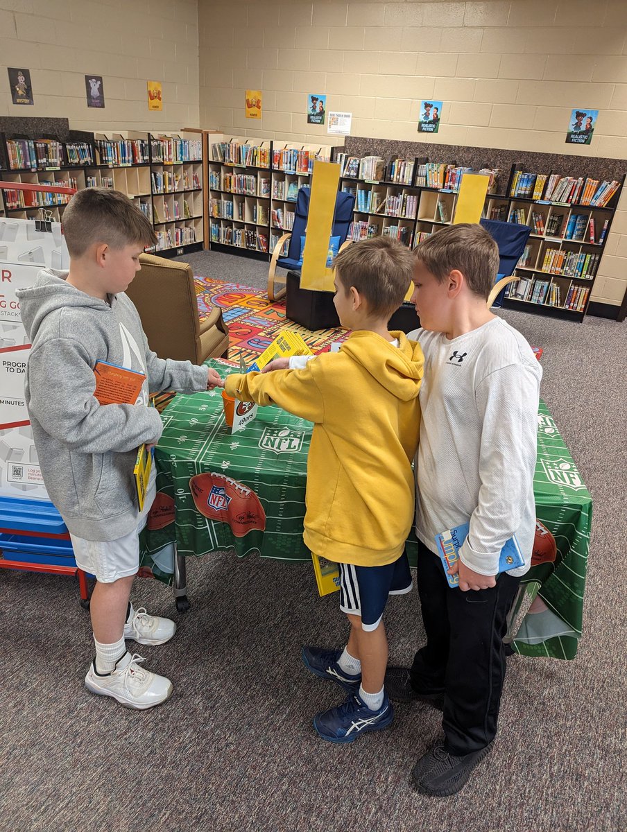 LauraCritt15322's tweet image. Casting their vote for the big game #SuperBowl @CCALMS @davistigers87 #CobbLMS