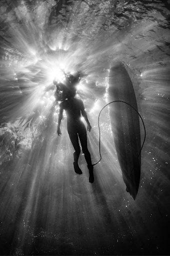 sundaylongread's tweet photo. Brown W. Cannon III spent six years documenting O’ahu’s North Shore, the famous Hawaiian surf stretch he had been visiting since he was a child. His series of arresting images recently became a 275-page photo book, “North." #SundayStill https://t.co/gaK2rrznjW